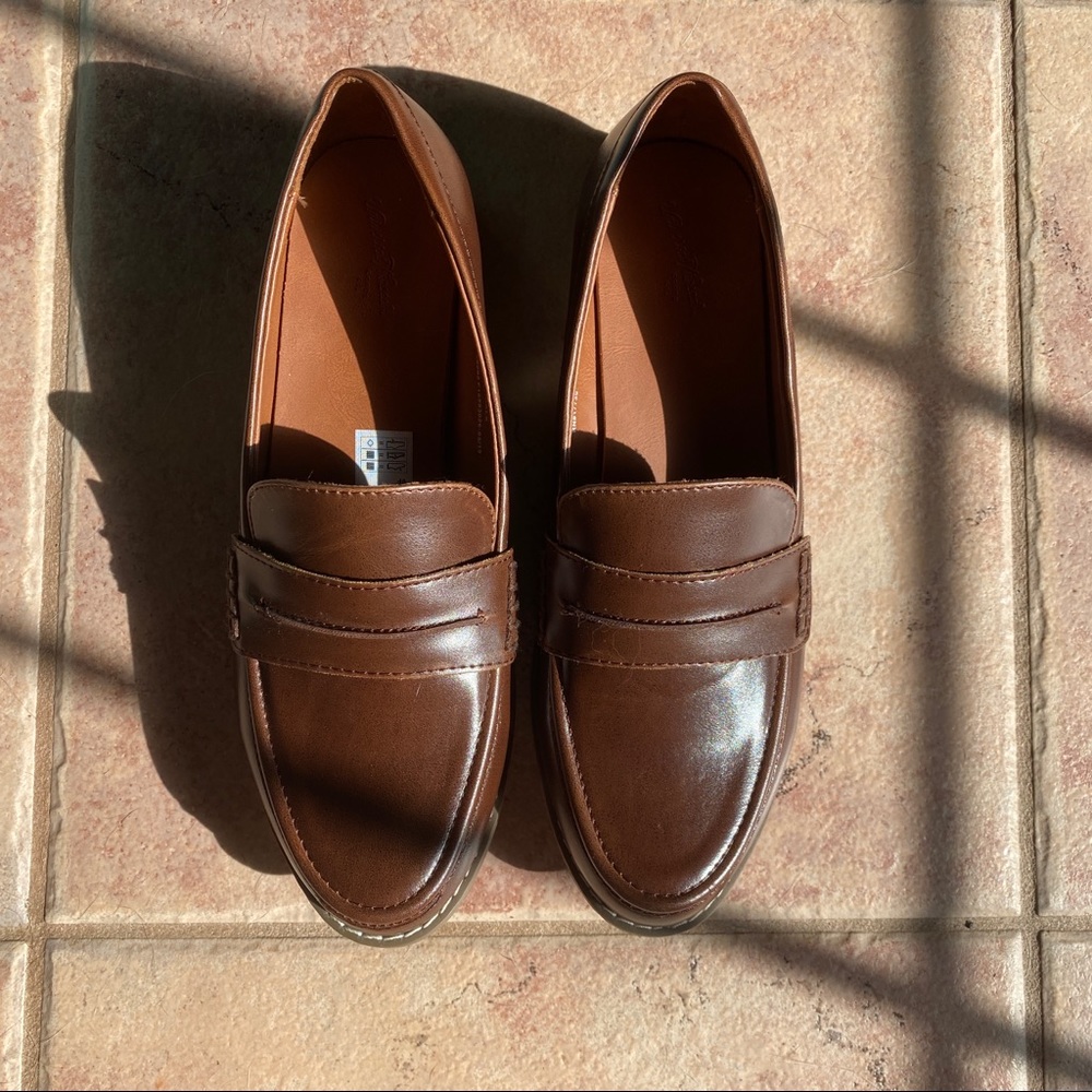 Universal thread brown faux leather loafers size 8